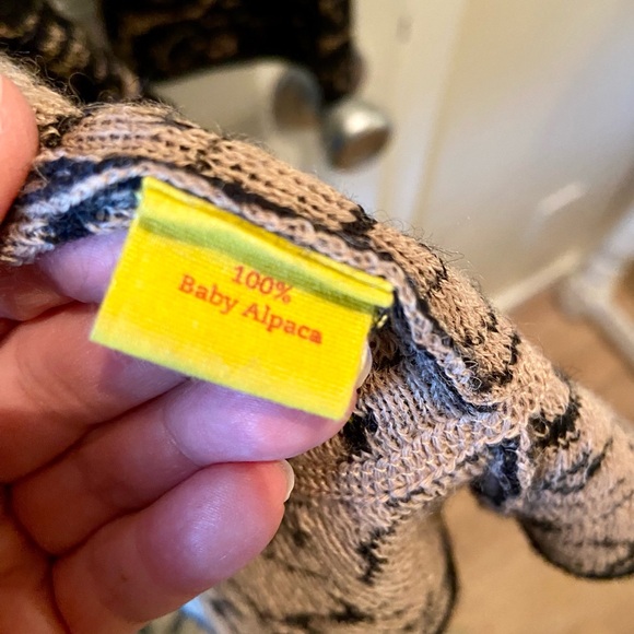 High Quality Baby Alpaca Sweater by Kuna- So pretty and ultra soft! Medium - Picture 4 of 6